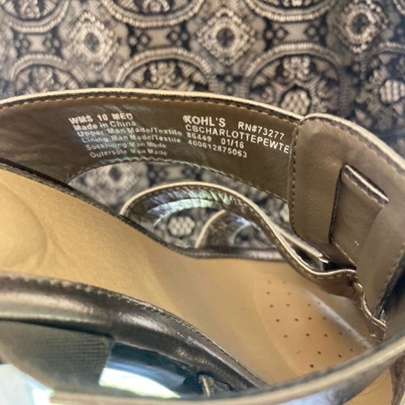 Kohl's Silver Sandals with Crisscross Straps 10 - Picture 4 of 4